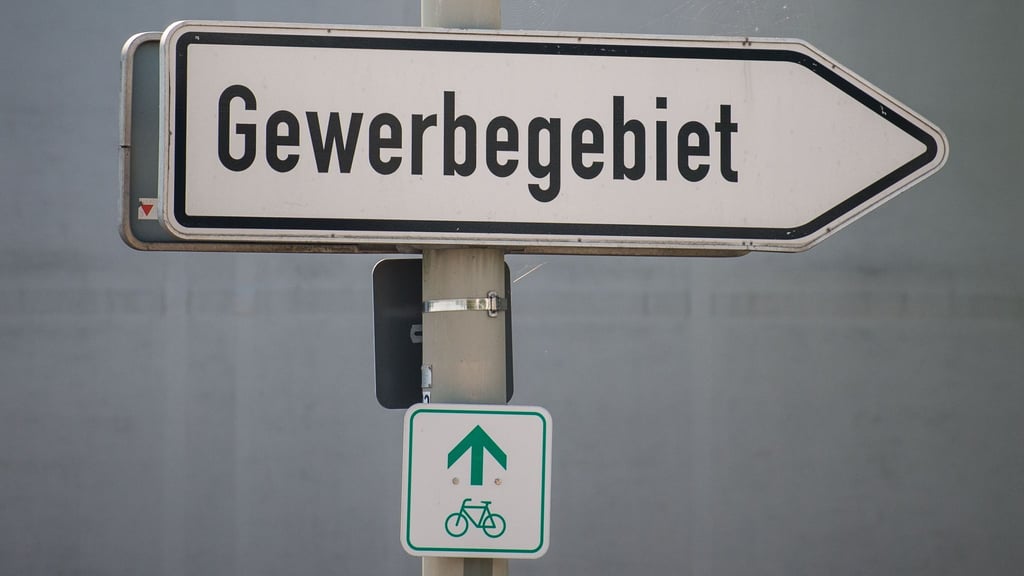 Im neuen Landesentwicklungsplan sollen Flächen für bedeutsame Gewerbe- und Industrieansiedlungen sowie Rohstofflagerstätten ausgewiesen werden. (Symbolbild)