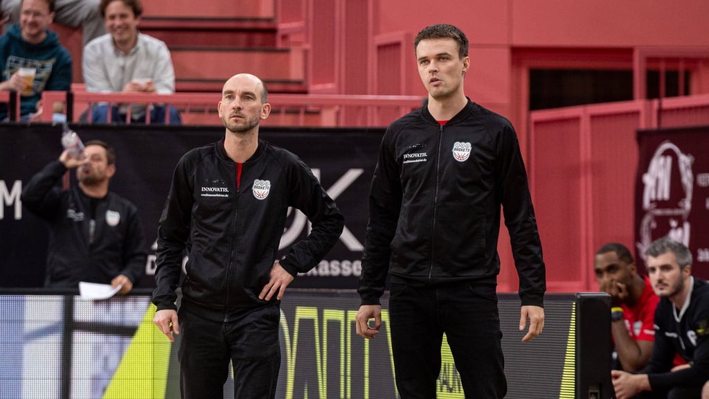 Hoffen auf eine baldige Trendwende bei den SBB Baskets: Headcoach Eiko Potthast (l.) und sein Assistent Marius Gumpert.