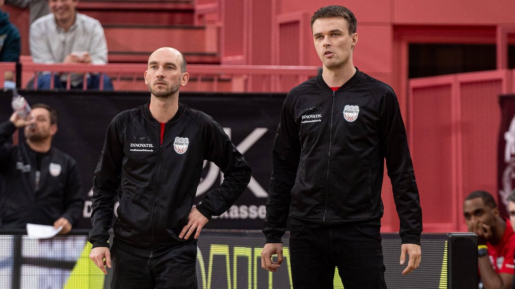 Hoffen auf eine baldige Trendwende bei den SBB Baskets: Headcoach Eiko Potthast (l.) und sein Assistent Marius Gumpert.