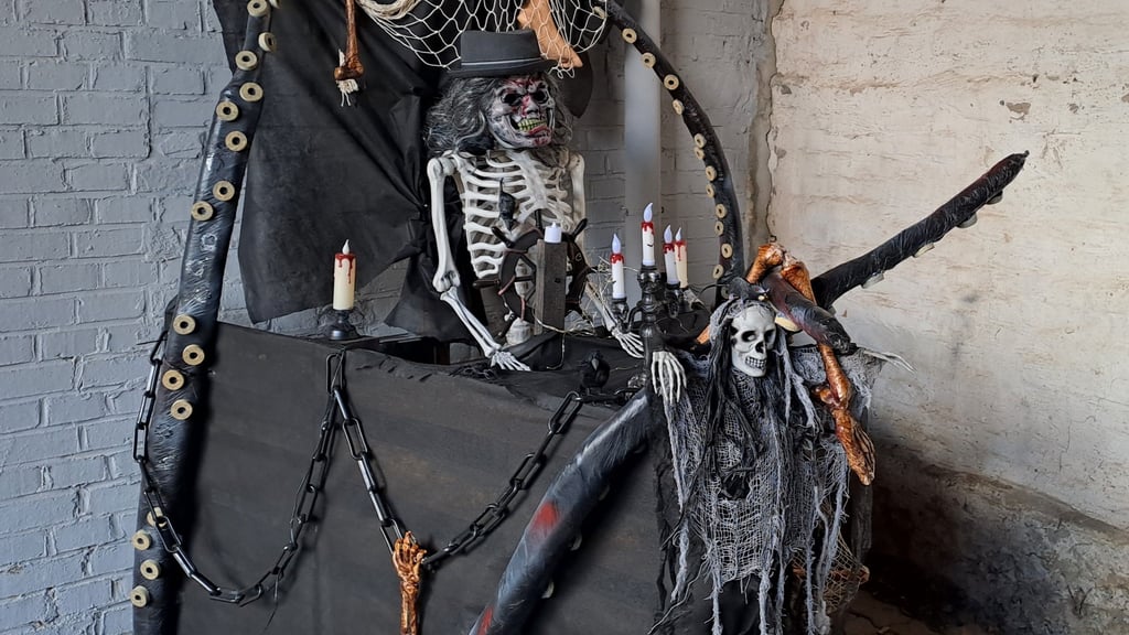 Unter anderem ein selbst gebasteltes Piratenschiff erwartet die Besucher auf dem Gruselhof in Veckenstedt zu Halloween.