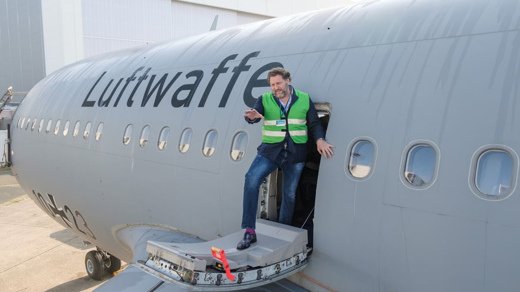 Fabrizio Sepe, Geschäftsführer des Serengeti-Parks, betrachtet die Tragflächen seinen Airbus A310. Der Park will den Flieger zu einem Restaurant umrüsten.