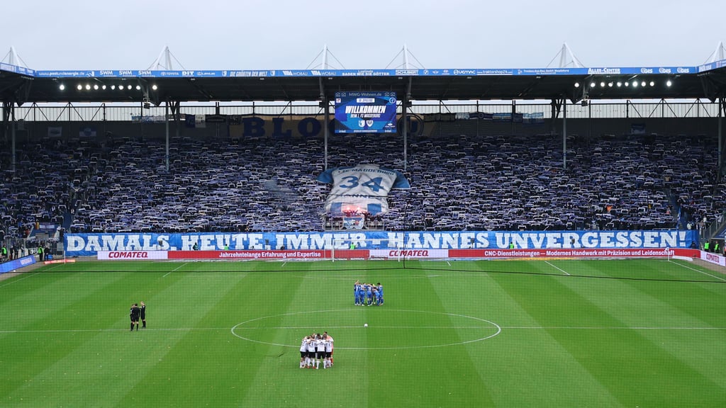 1. FC Magdeburg: Fans gedenken verstorbenem Fan Hannes bei Münster-Spiel