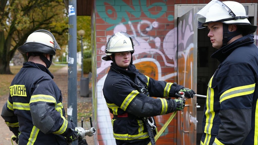 Einsatzkräfte der Freiwilligen Feuerwehr Stendal löschten einen Brand in einer öffentlichen Toilette an der Hospitalstraße in Stendal.