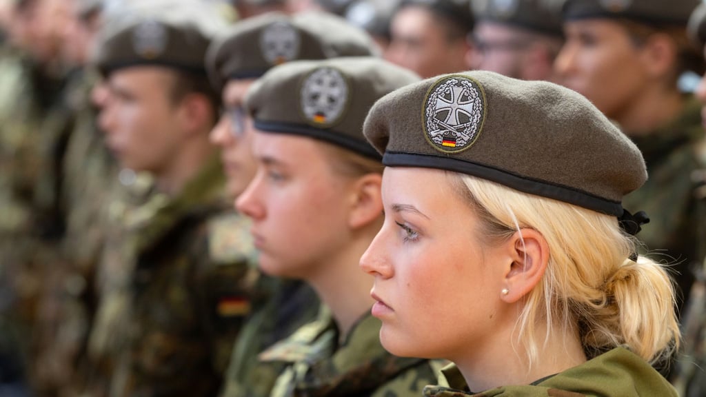 Etwa 160 Rekruten legen das feierliche Gelöbnis ab.