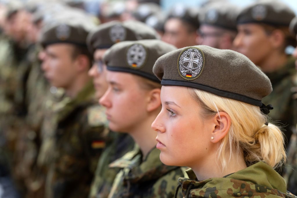 Etwa 160 Rekruten legen das feierliche Gelöbnis ab.
