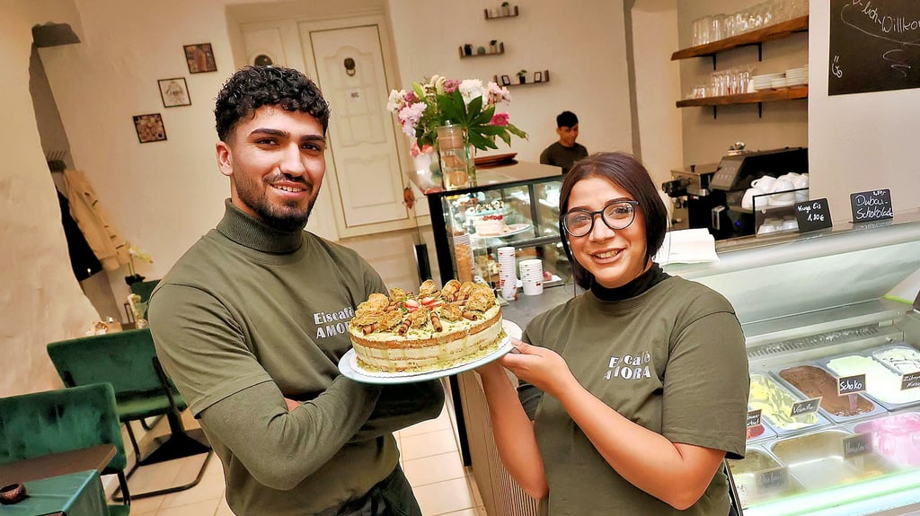 Ein neues Cafe für Sangerhausen: Mukhtar Shekari und Samire Gasi freuen sich auf nette Gäste in ihrem neuen Eiscafé.