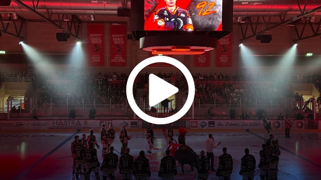 Gleich geht's los: Kurz vor Beginn des ersten Spiels überhaupt im neuen Sparkassen-Eisdom sammeln sich die Spieler um den Bullen, den Namensgeber des gastgebenden Vereins, auf der Eisfläche.
