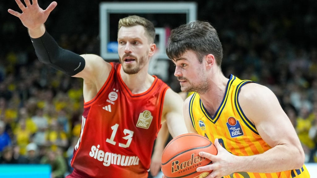 Alba-Kapitän Jonas Mattisseck mit Bayerns Nationalspieler Andreas Obst