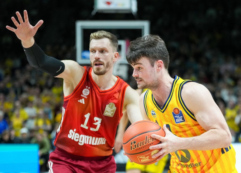 Alba-Kapitän Jonas Mattisseck mit Bayerns Nationalspieler Andreas Obst
