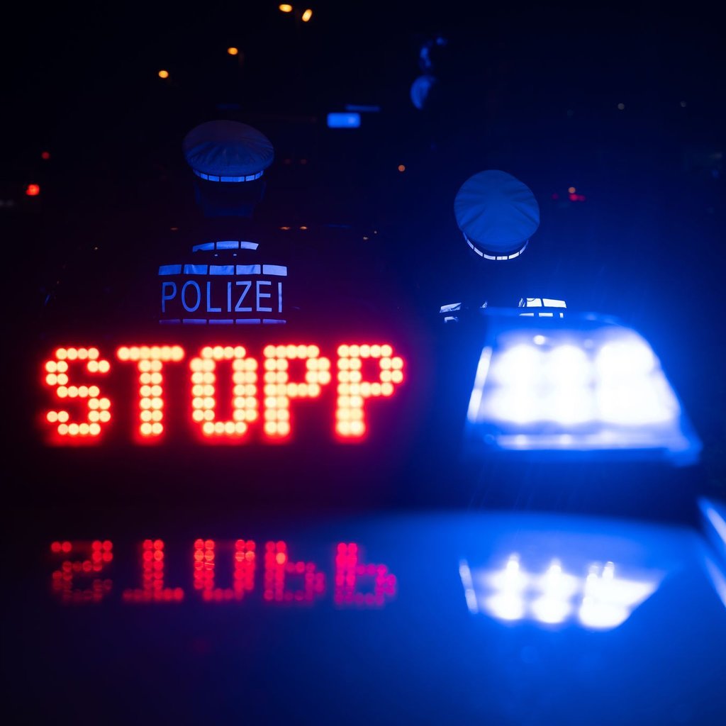Die Polizei stoppte das verdächtige Fahrzeug am Samstagabend gegen 22.30 Uhr in Sangerhausen. (Symbolbild)
