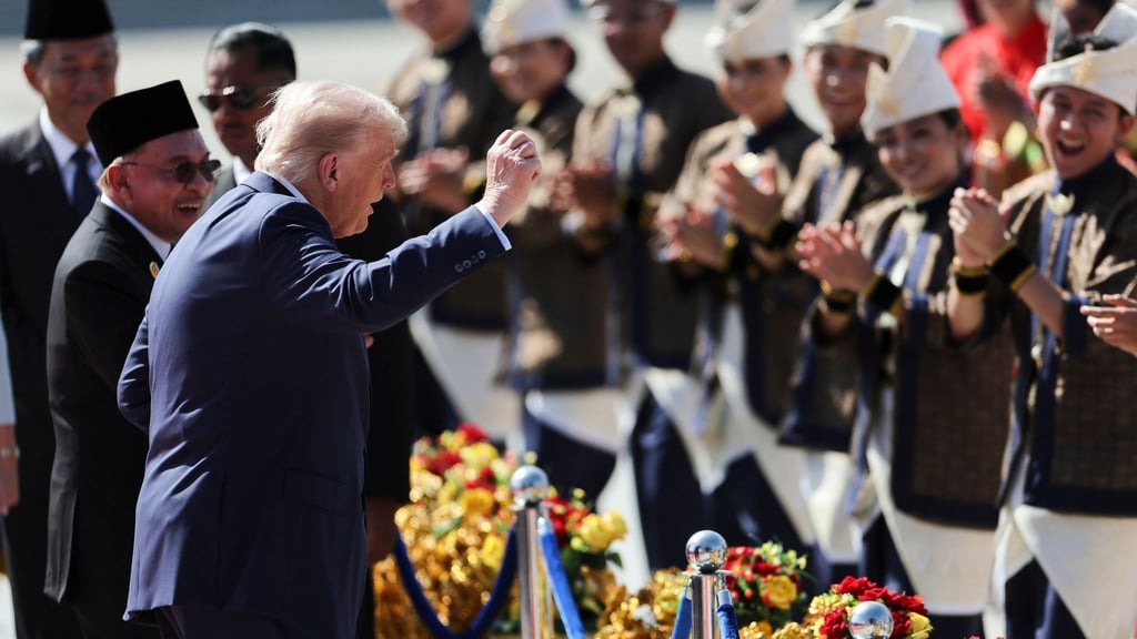 Trump präsentiert eine Tanzeinlage bei seiner Landung.