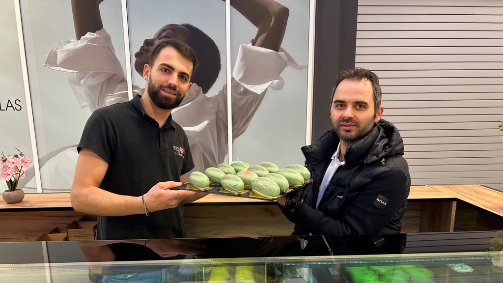 Fejzula Demiri (rechts), Betreiber von Vapori, produziert und verkauft Varianten der viralen „Cédric Grolet“- Fruchttörtchen in Magdeburg.