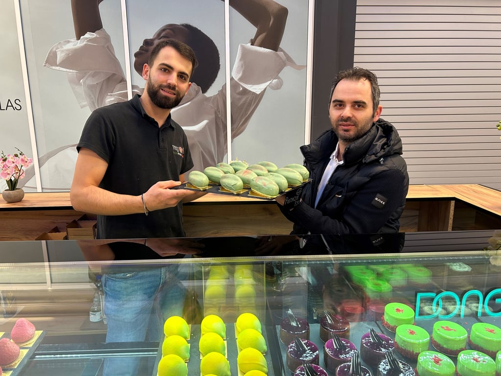 Fejzula Demiri (rechts), Betreiber von Vapori, produziert und verkauft Varianten der viralen „Cédric Grolet“- Fruchttörtchen in Magdeburg.