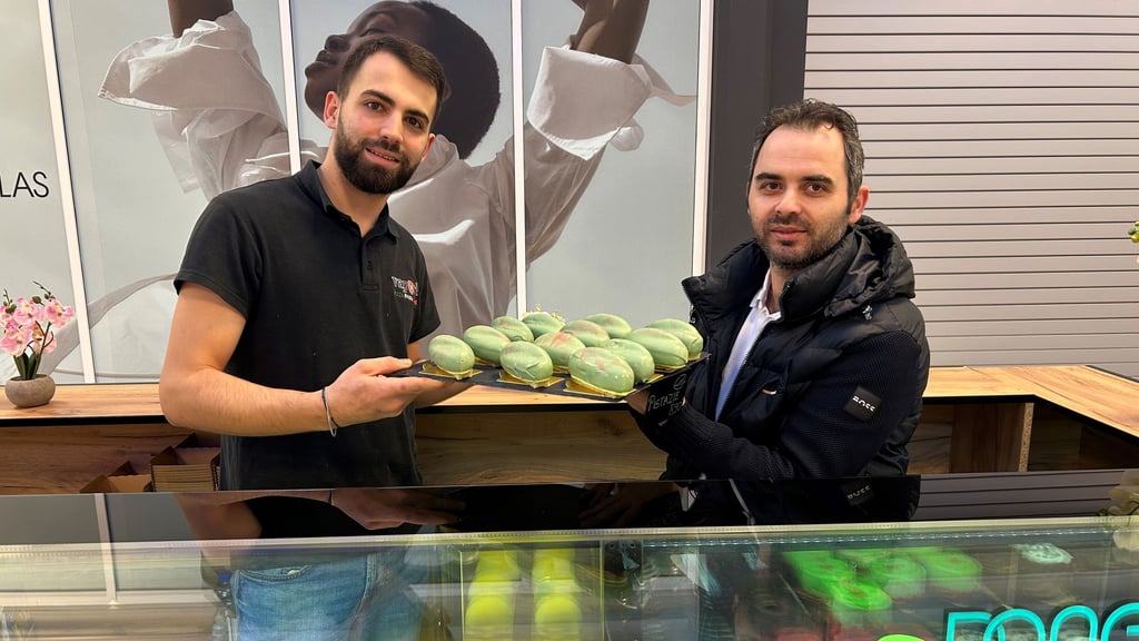 Fejzula Demiri (rechts), Betreiber von Vapori, produziert und verkauft Varianten der viralen „Cédric Grolet“- Fruchttörtchen in Magdeburg.