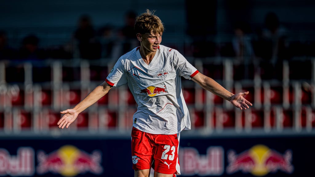 Mads Bröcker trifft für die U19 von RB Leipzig.