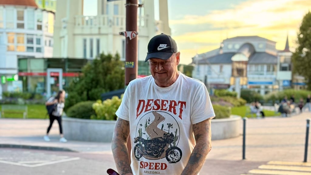 Der Blankenburger Axel Galke mit dem Kinderwagen seiner Enkel  im Ungarn-Urlaub. Wenige Tage später brach er zusammen und landete auf der Intensivstation. Inzwischen ist er zurück im Harz.