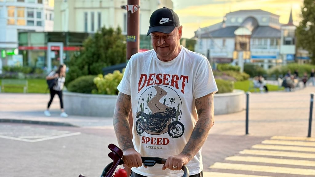 Der Blankenburger Axel Galke mit dem Kinderwagen seiner Enkel  im Ungarn-Urlaub. Wenige Tage später brach er zusammen und landete auf der Intensivstation. Inzwischen ist er zurück im Harz.
