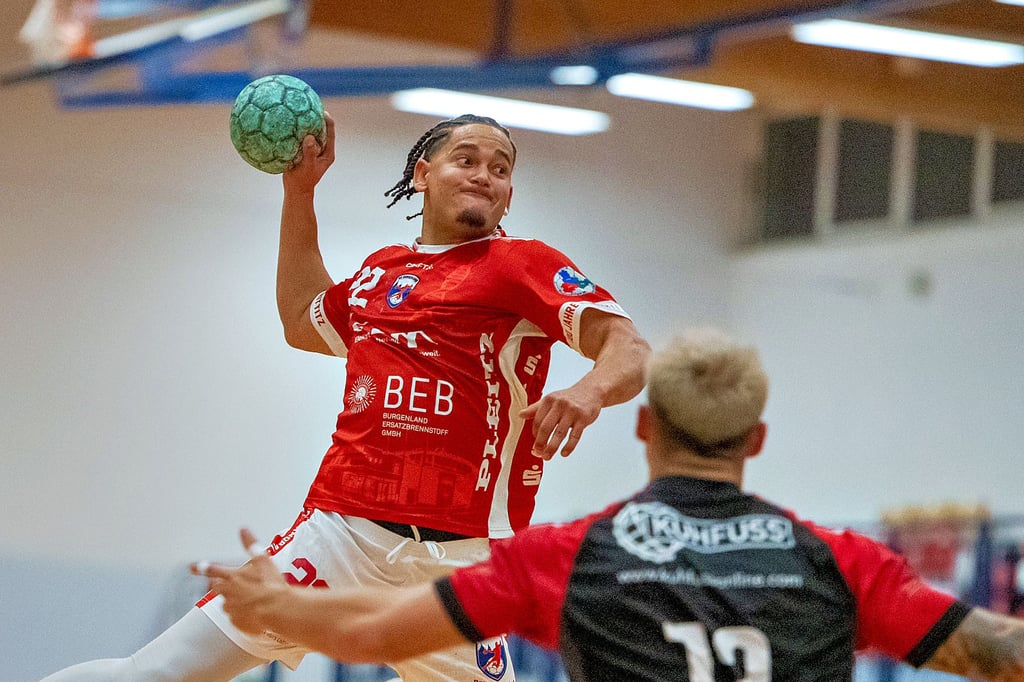 Thato Weiß, hier im Duell mit Staßfurt, steuerte am Samstagabend vier Treffer zum Heimsieg der Regionalliga-Männer des HCB gegen die Reserve des Bundeslligisten ThSV Eisenach bei und wurde „Man of the Match“.