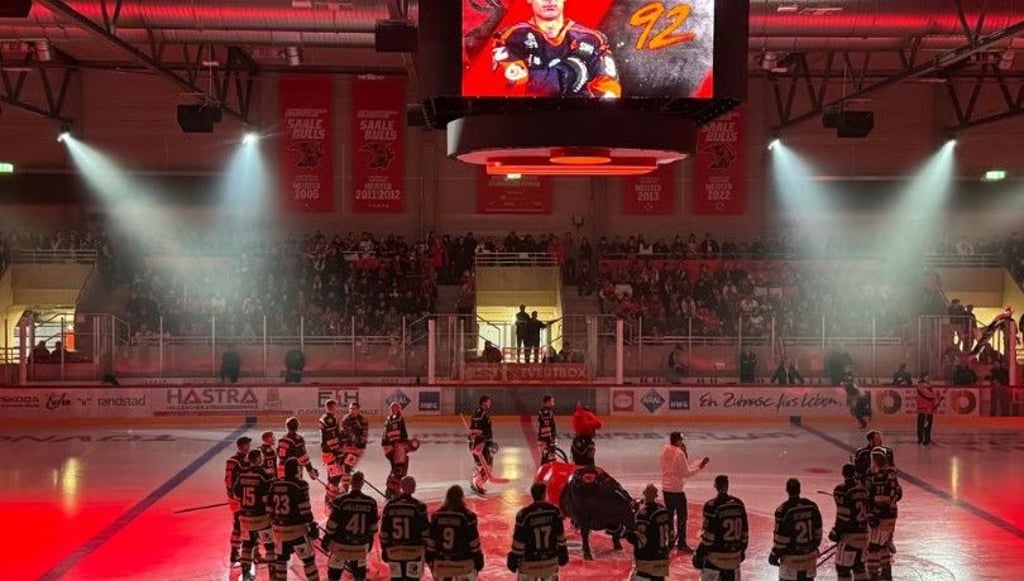 Gleich geht's los: Kurz vor Beginn des ersten Spiels überhaupt im neuen Sparkassen-Eisdom sammeln sich die Spieler um den Bullen, den Namensgeber des gastgebenden Vereins, auf der Eisfläche.