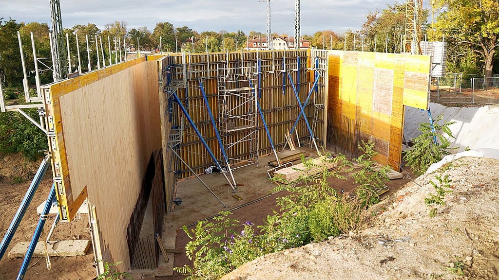 Derzeit wird die Verschalung auf dem Fundament für die neue Brücke in der Lüderitzer Straße über die Bahngleise in Stendal gebaut.
