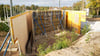 Derzeit wird die Verschalung auf dem Fundament für die neue Brücke in der Lüderitzer Straße über die Bahngleise in Stendal gebaut.
