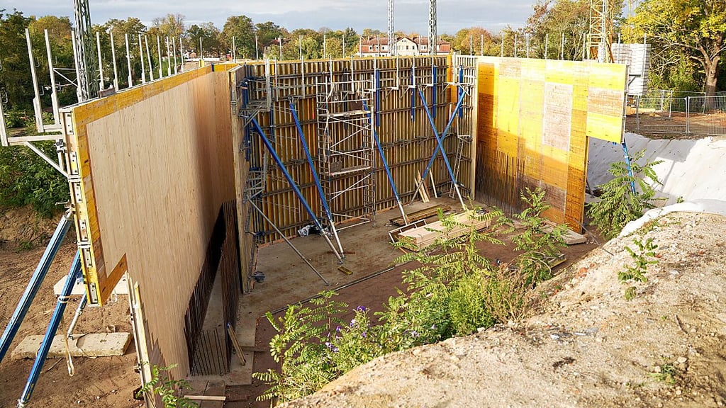 Im Januar 2026 soll die neue Bahnbrücke in Stendal mit Fertigteilen ergänzt werden. Dafür wird die Strecke nach Magdeburg erneut gesperrt. Derzeit wird die Verschalung auf dem Fundament an der Lüderitzer Straße über die Bahngleise in Stendal gebaut.