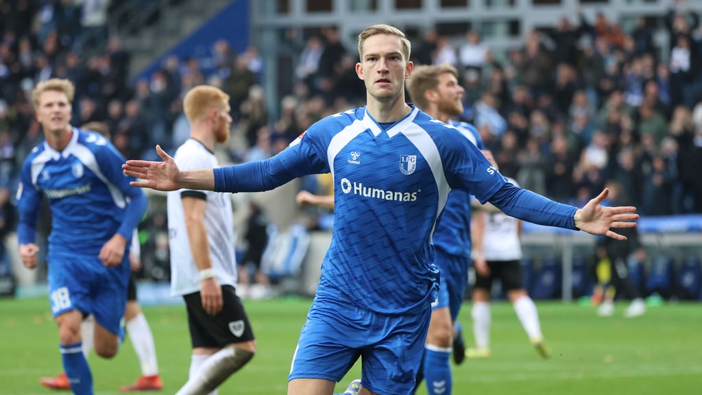 Alexander Breunig lässt zehntausende Jubeln: Der Stürmer verwandelte einen Strafstoß zum 1:0.