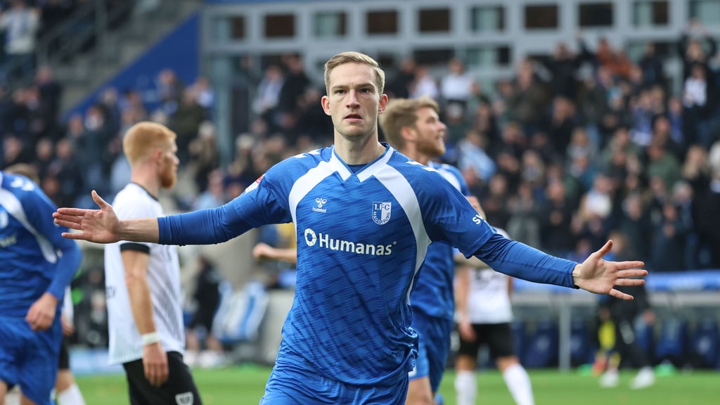 Alexander Breunig lässt zehntausende Jubeln: Der Stürmer verwandelte einen Strafstoß zum 1:0.