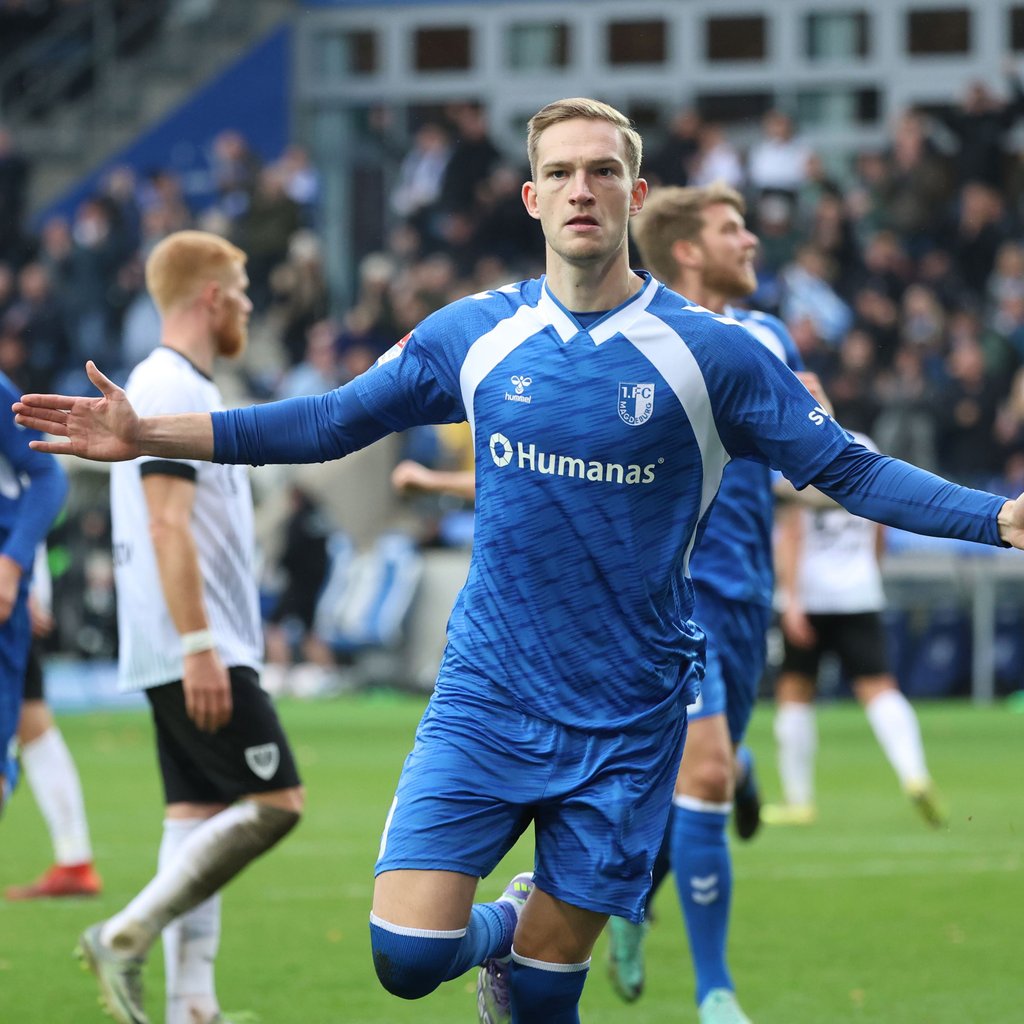 Alexander Breunig lässt zehntausende Jubeln: Der Stürmer verwandelte einen Strafstoß zum 1:0.