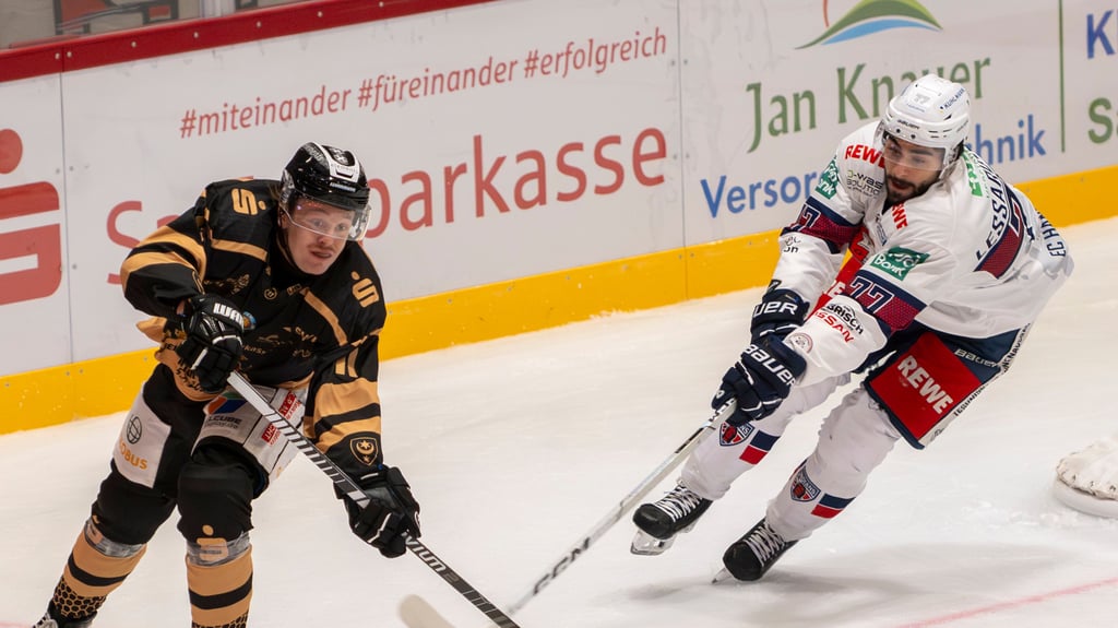 Jesper Akerman (l:9 und die Saale Bulls standen nach dem ersten Spiel im neuen Eisdom mit leeren Händen da.