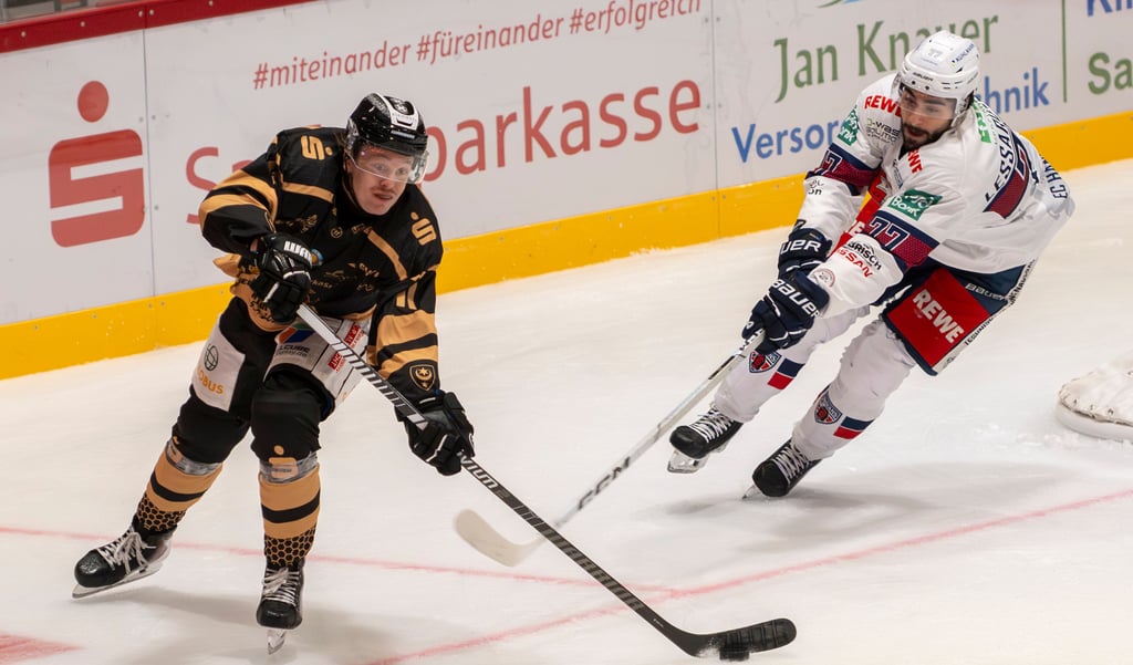 Jesper Akerman (l:9 und die Saale Bulls standen nach dem ersten Spiel im neuen Eisdom mit leeren Händen da.