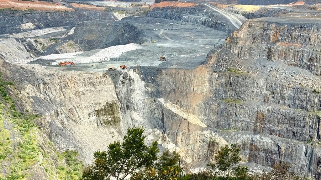 Der Blick auf die riesige Greenbushes-Mine ist atemberaubend.