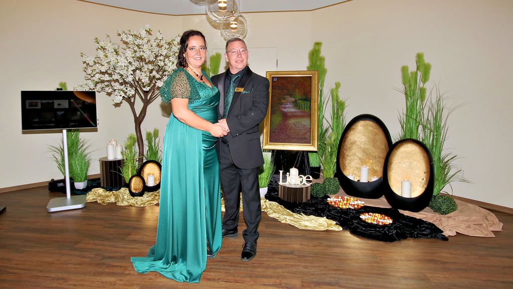Nancy Beutler mit ihrem Mann Peter Kallinich im riesigen Ruheraum im neuen Betstatungshaus in der Magazinstraße.