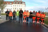 Oberbürgermeister Martin Papke (6. v. l.) hat mit Vertretern von Stadtverwaltung, Baubeteiligten, Planungsbüros und Bauunternehmen das symbolische Band zur Freigabe der Weinbergstraße durchgeschnitten.