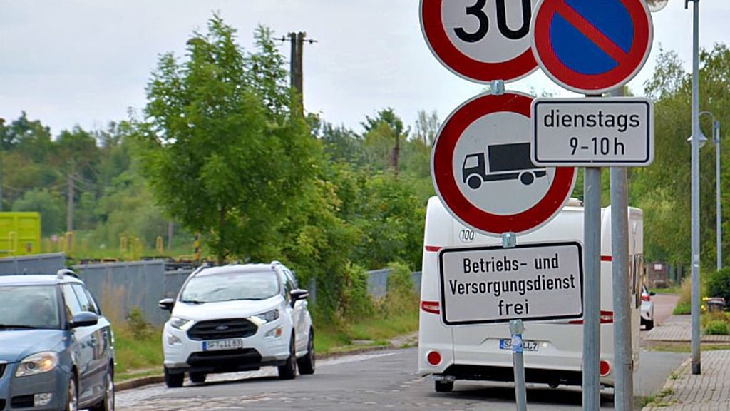 Mit solchen Schildern versuchte die Stadt, die Folgen katastrophaler Fahrbahnzustände in der Güstener Straße zu lindern. Die Schilder wurden gestohlen, sollen ersetzt werden.