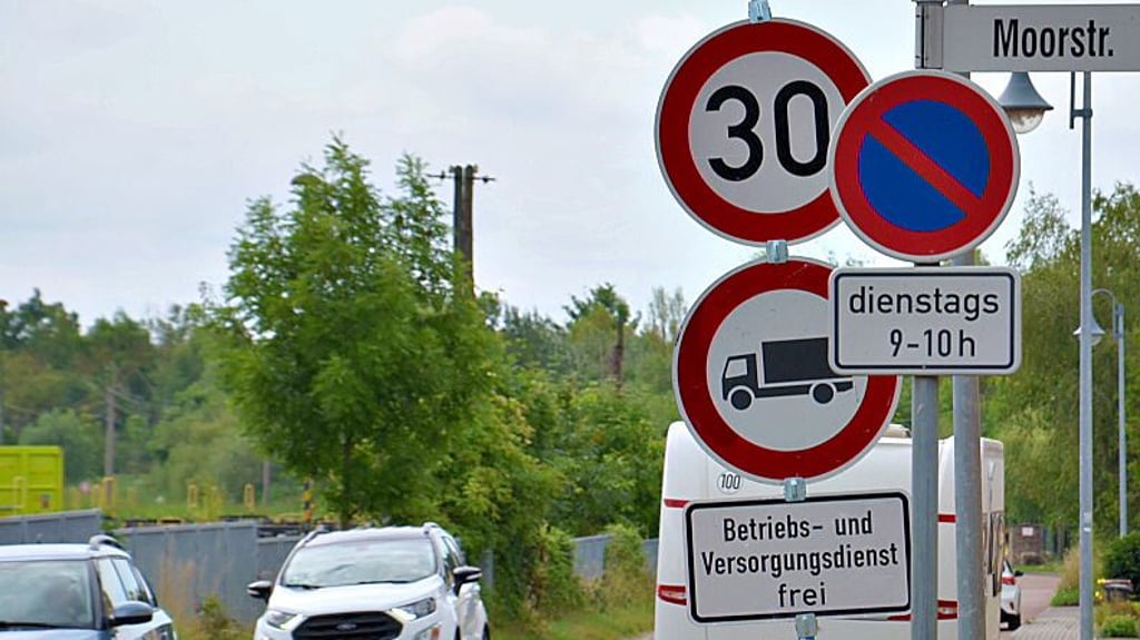 Mit solchen Schildern versuchte die Stadt, die Folgen katastrophaler Fahrbahnzustände in der Güstener Straße zu lindern. Die Schilder wurden gestohlen, sollen ersetzt werden.