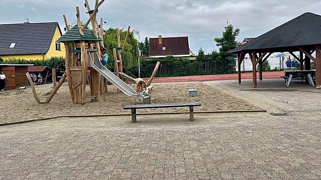 Grau in grau: Das Außengelände der Sandersdorfer Grundschule soll grüner werden.