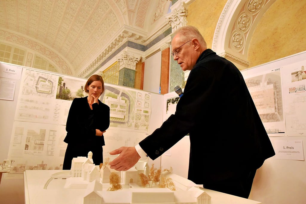 Die Jurymitglieder Regine Hartkopf und Rudolf Lückmann stellten die Entwürfe der Preisträger vor.