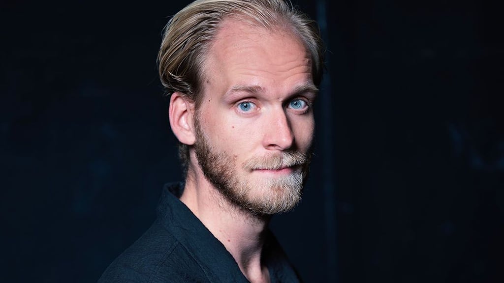 Generalmusikdirektor Christian Øland steht im Opernhaus Rede und Antwort.