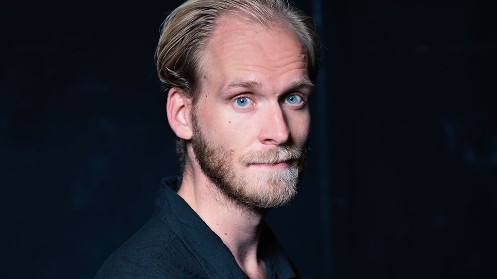 Generalmusikdirektor Christian Øland steht im Opernhaus Rede und Antwort.