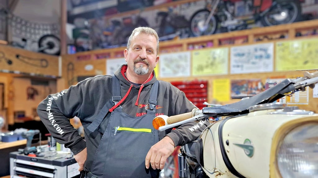 Tom Strechel ist in Dessau als „Moto-Man“ bekannt. In seiner Werkstatt repariert er Zweiräder, besonders gerne Oldtimer.