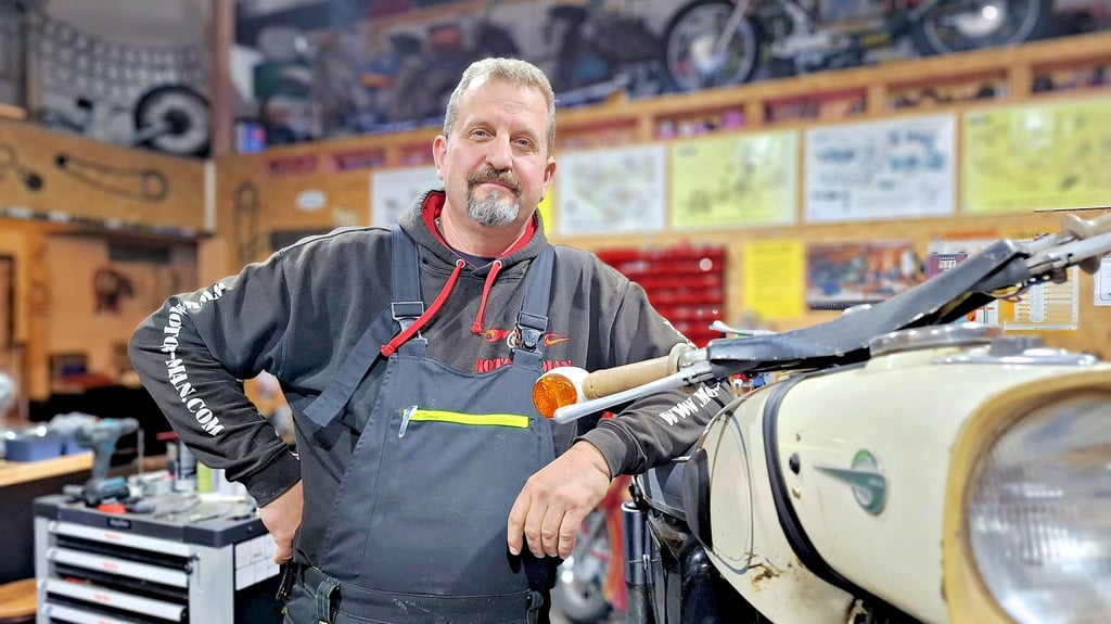 Tom Strechel ist in Dessau als „Moto-Man“ bekannt. In seiner Werkstatt repariert er Zweiräder, besonders gerne Oldtimer.
