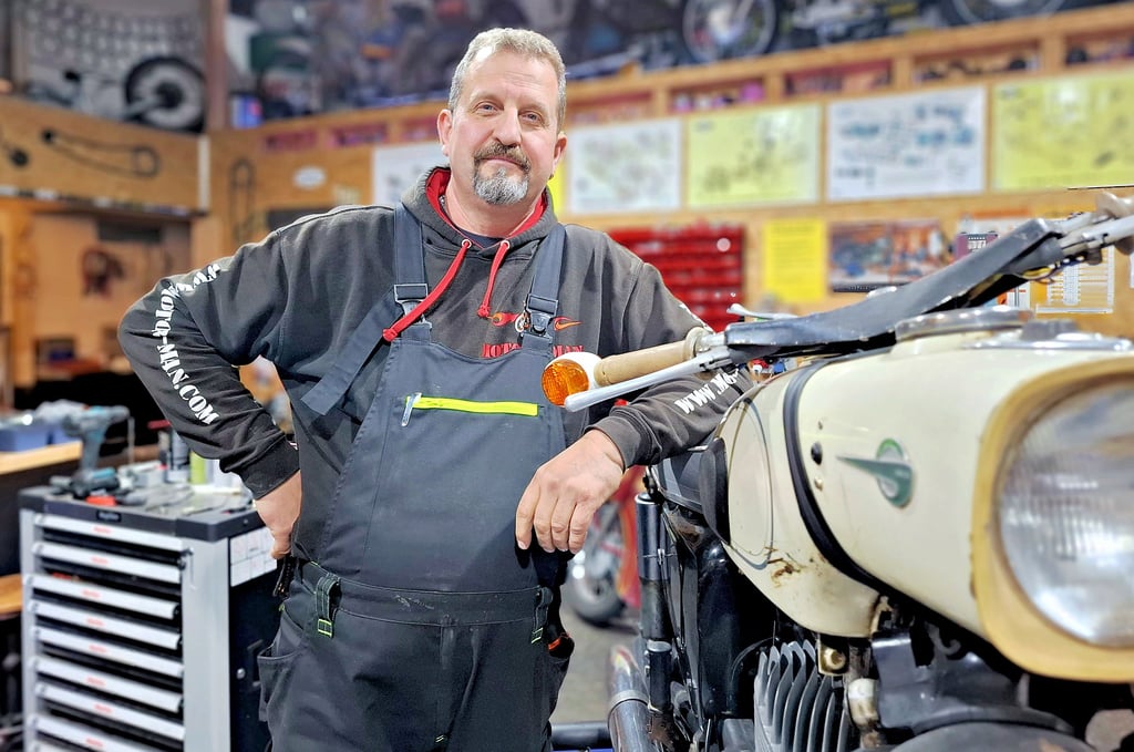 Tom Strechel ist in Dessau als „Moto-Man“ bekannt. In seiner Werkstatt repariert er Zweiräder, besonders gerne Oldtimer.