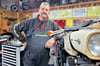 Tom Strechel ist in Dessau als „Moto-Man“ bekannt. In seiner Werkstatt repariert er Zweiräder, besonders gerne Oldtimer.