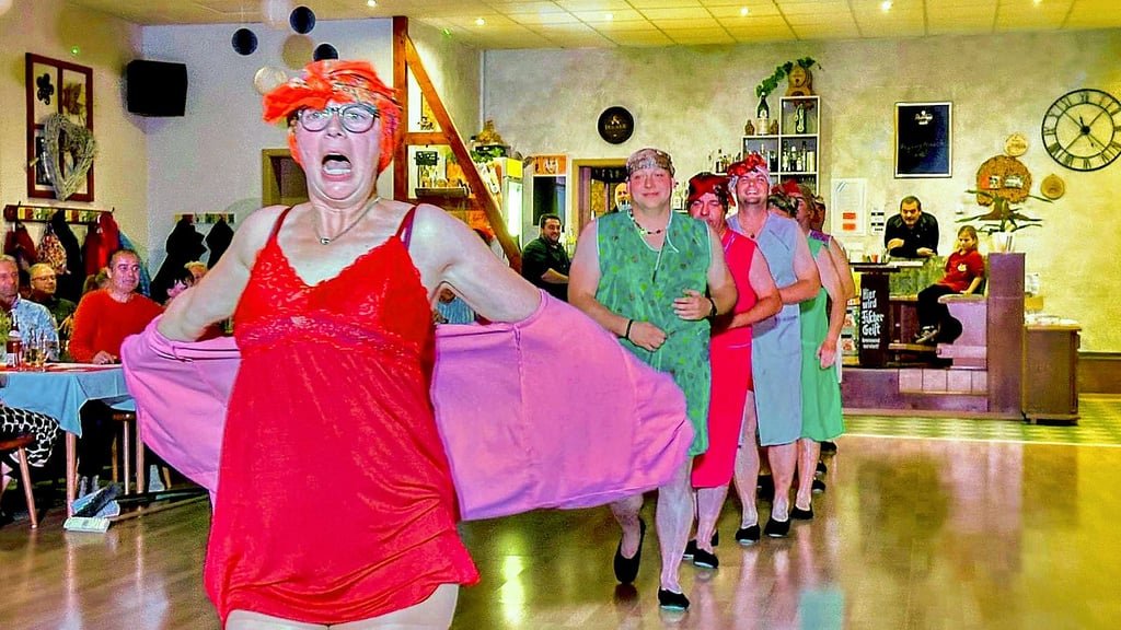 Schreiend komisch! Zum krönenden Abschluss des 31. Fest der Vereine in Seyda begeistern die Mitglieder des Schützenvereins mit ihrem traditionellen Auftritt zum Abschluss der alljährlichen Party, bei der die Vereine sich auf humorvolle Weise präsentieren. 