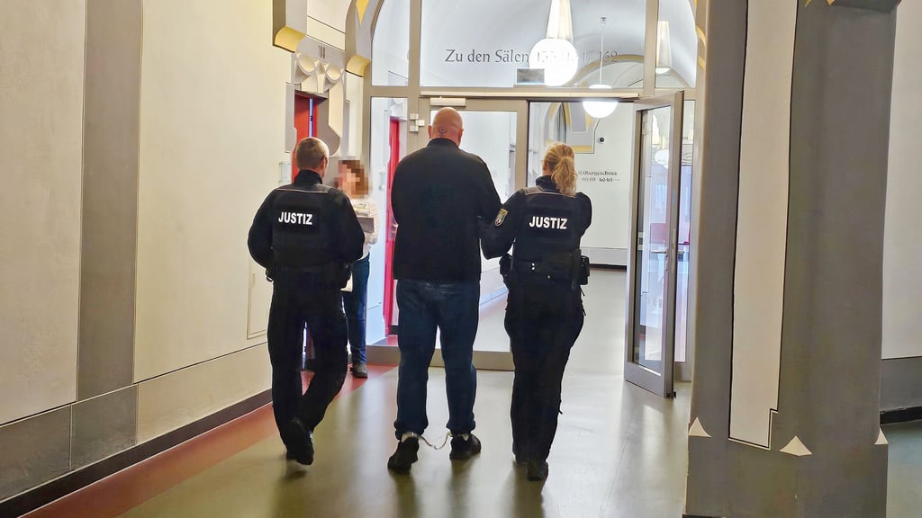 Der Angeklagte (M.) muss sich wegen verschiedenster Straftaten verantworten und ist bereits seit mehreren Monaten in Untersuchungshaft.