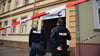 Polizeibeamte sichern am Montagmorgen den Eingangsbereich eines Mehrfamilienhauses in der Hagenstraße. Nach einer nächtlichen Explosion sind Fensterscheiben zerborsten – die Ermittlungen laufen.