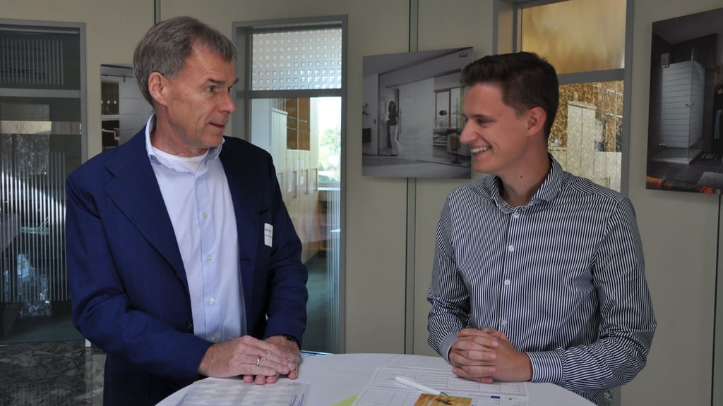 Erfahrungsaustausch unter Regionalbotschaftern: Die Unternehmer Ulrich Temps aus Brandenburg (li.) und Robin Karg aus Genthin.
