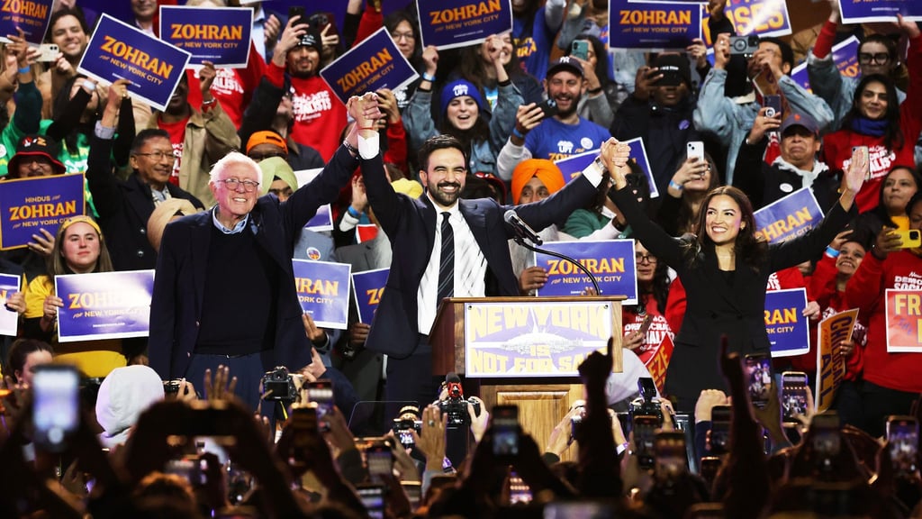 Mamdani trat an der Seite von Sanders (l) und Ocasio-Cortez (r) auf.
