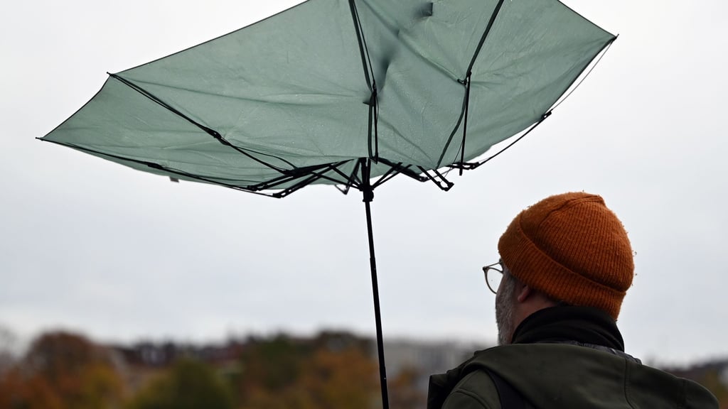 Starke Wolken und gelegentlich etwas Regen erwartet der DWD für Dienstag und Mittwoch. (Symbolbild)